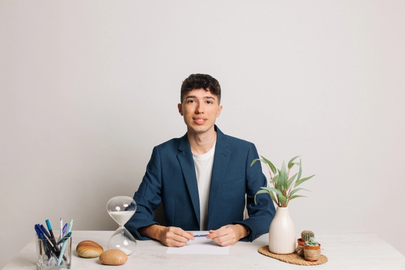 Foto psicólogo en una mesa de consulta listo para atender a sus pacientes