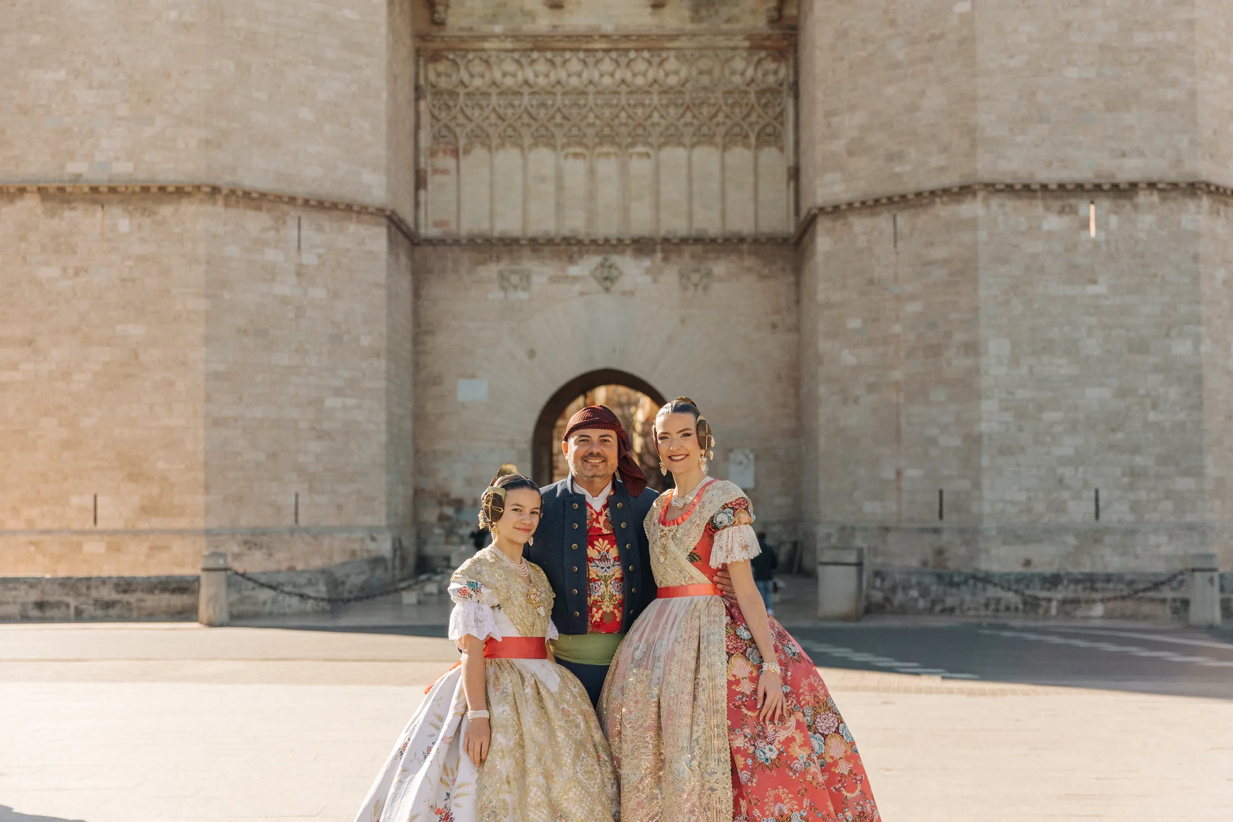 Representantes falleros sonrientes vestidos de fallero